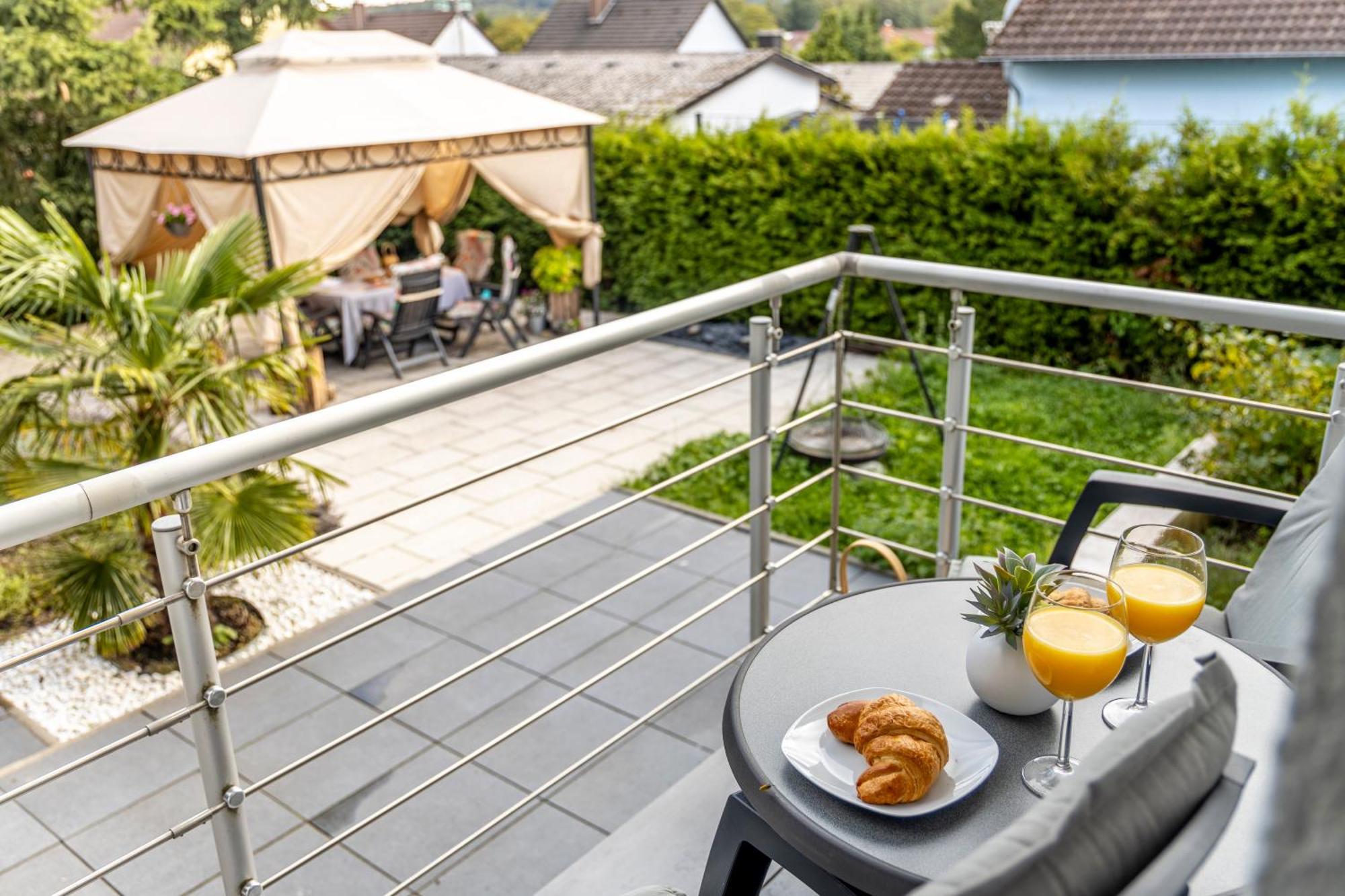 Design Apartment- 24H Self-Check-In - Bis 4 Pers - Parkplatz - Wifi - Balkon -Terrasse - In Direkter Weihernaehe - Radwege Schiffweiler Bagian luar foto