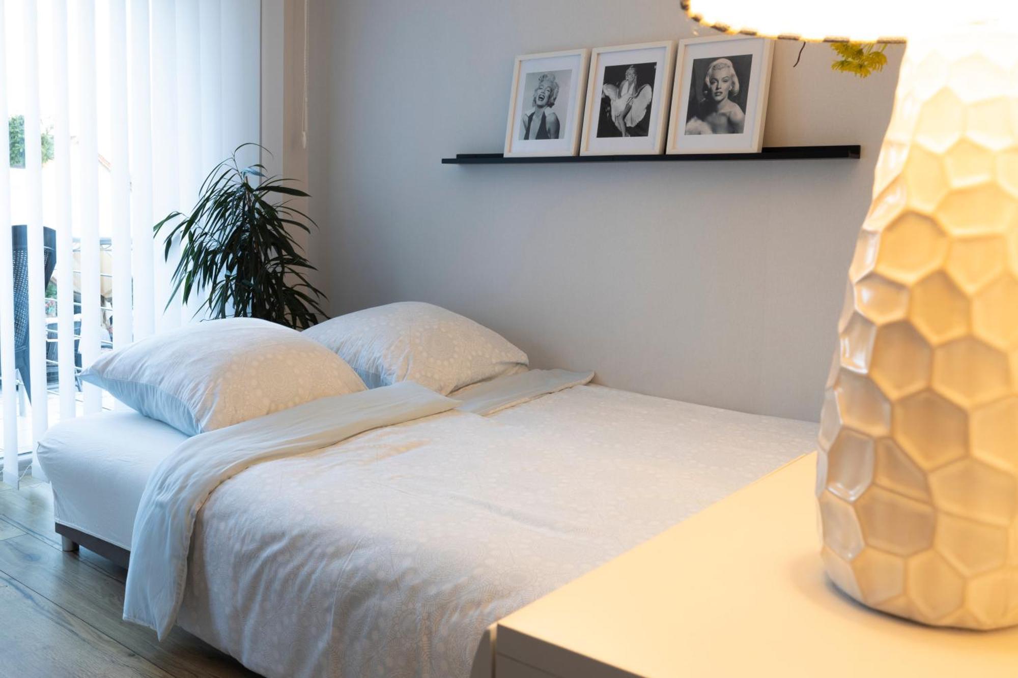 Design Apartment- 24H Self-Check-In - Bis 4 Pers - Parkplatz - Wifi - Balkon -Terrasse - In Direkter Weihernaehe - Radwege Schiffweiler Bagian luar foto