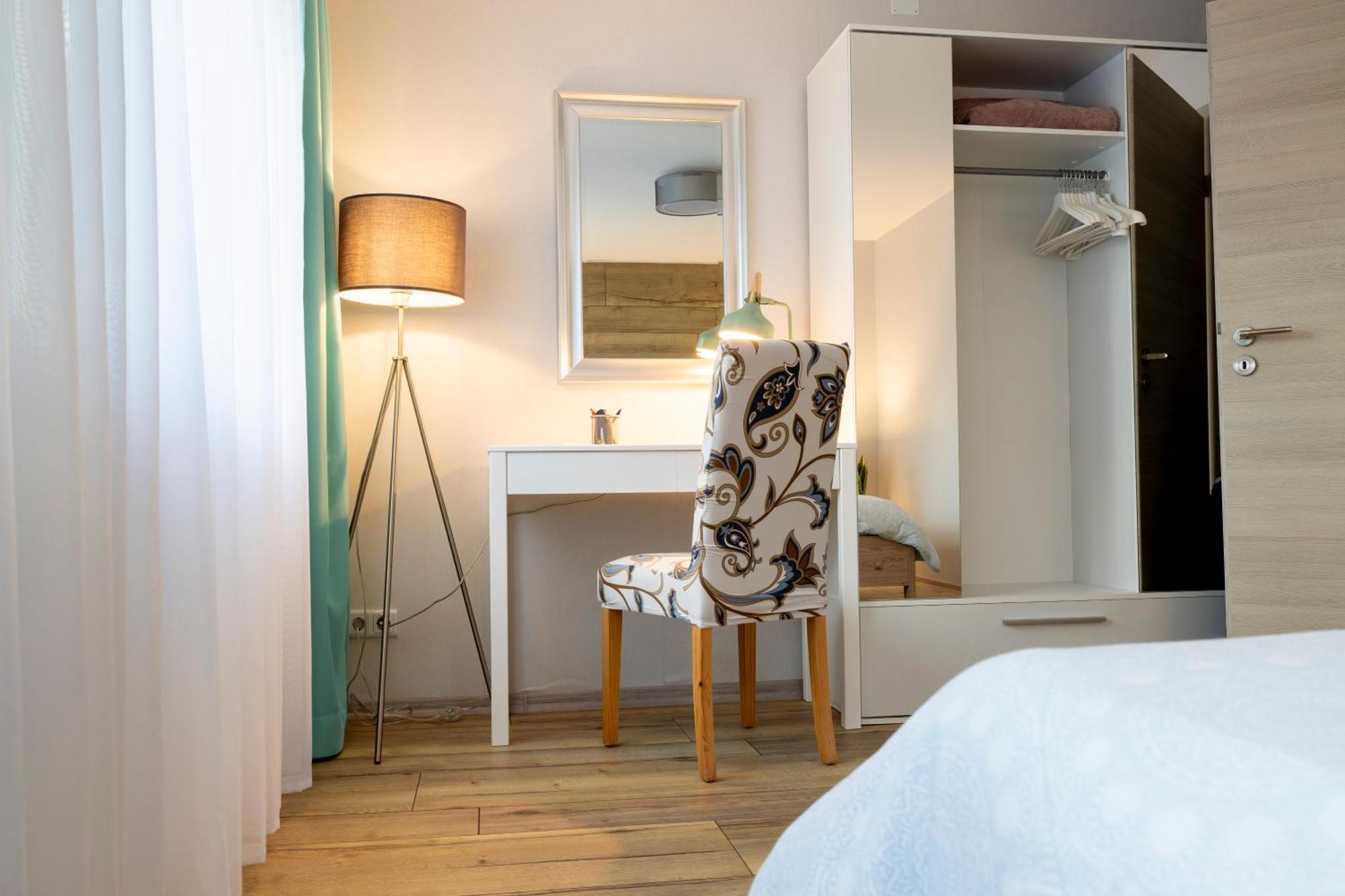 Design Apartment- 24H Self-Check-In - Bis 4 Pers - Parkplatz - Wifi - Balkon -Terrasse - In Direkter Weihernaehe - Radwege Schiffweiler Bagian luar foto