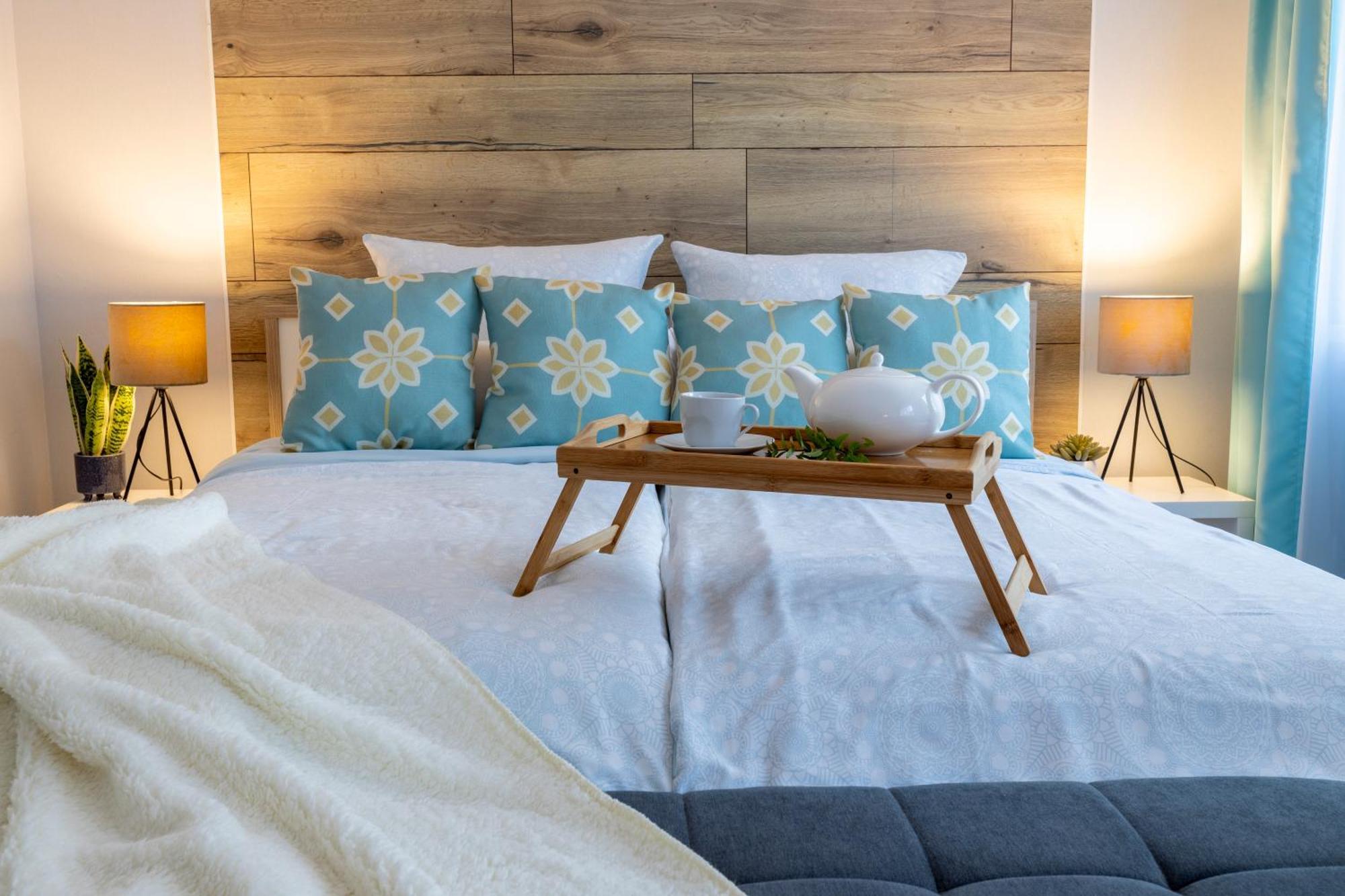 Design Apartment- 24H Self-Check-In - Bis 4 Pers - Parkplatz - Wifi - Balkon -Terrasse - In Direkter Weihernaehe - Radwege Schiffweiler Bagian luar foto