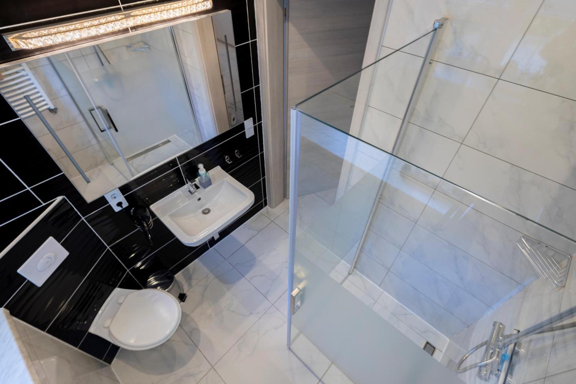 Design Apartment- 24H Self-Check-In - Bis 4 Pers - Parkplatz - Wifi - Balkon -Terrasse - In Direkter Weihernaehe - Radwege Schiffweiler Bagian luar foto