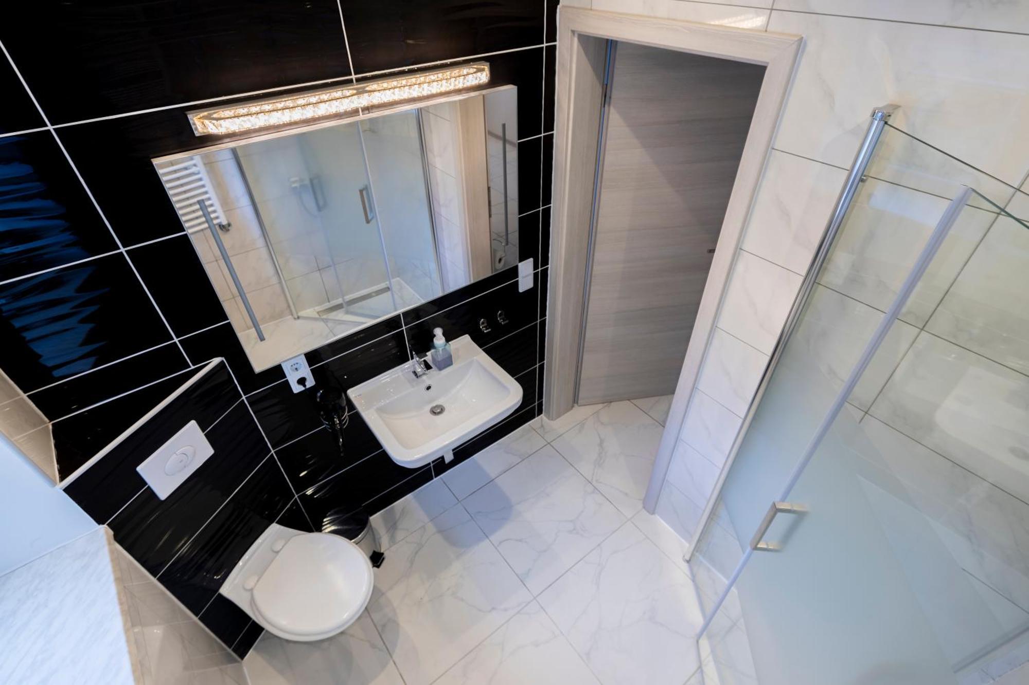 Design Apartment- 24H Self-Check-In - Bis 4 Pers - Parkplatz - Wifi - Balkon -Terrasse - In Direkter Weihernaehe - Radwege Schiffweiler Bagian luar foto