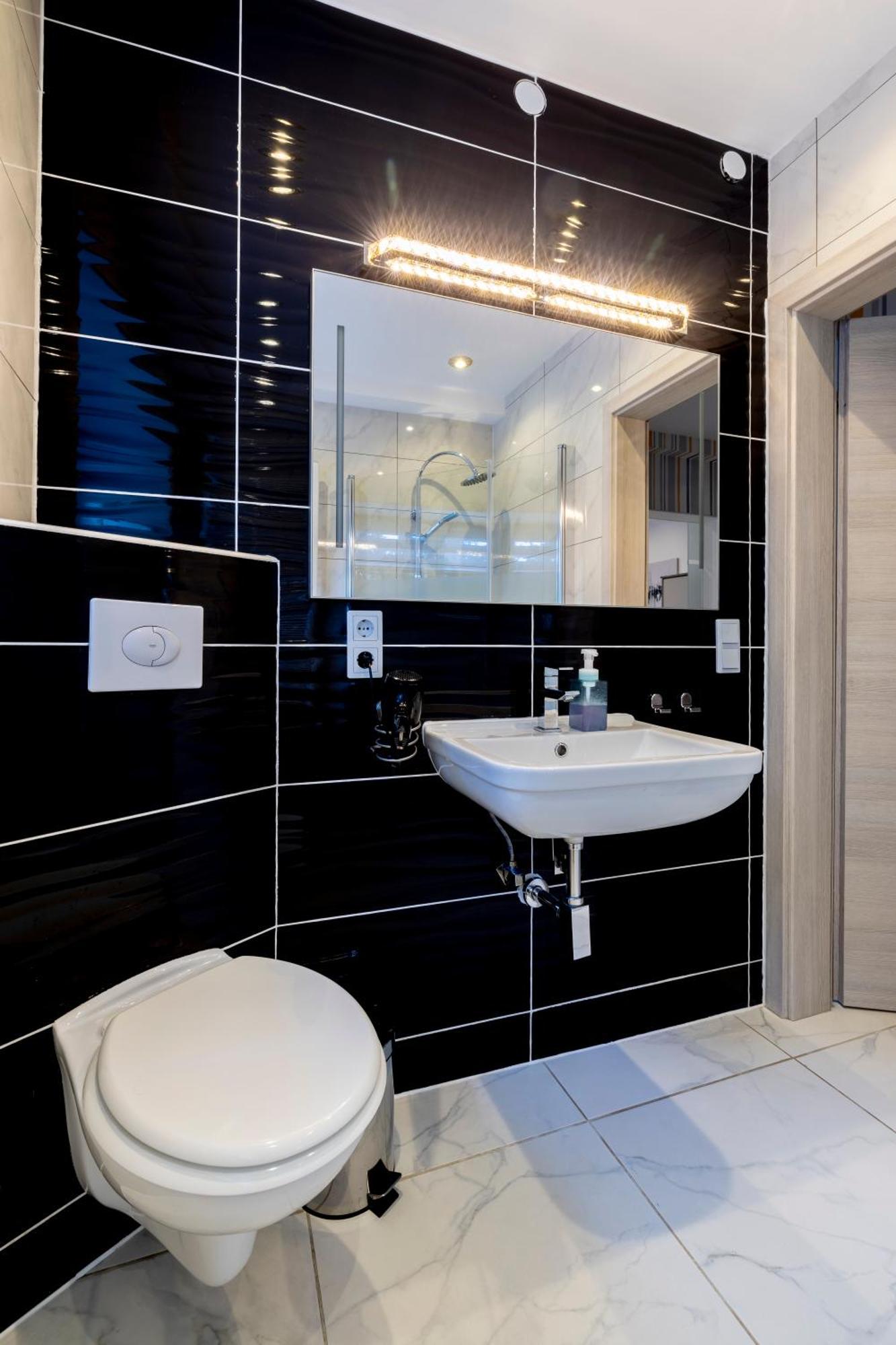 Design Apartment- 24H Self-Check-In - Bis 4 Pers - Parkplatz - Wifi - Balkon -Terrasse - In Direkter Weihernaehe - Radwege Schiffweiler Bagian luar foto