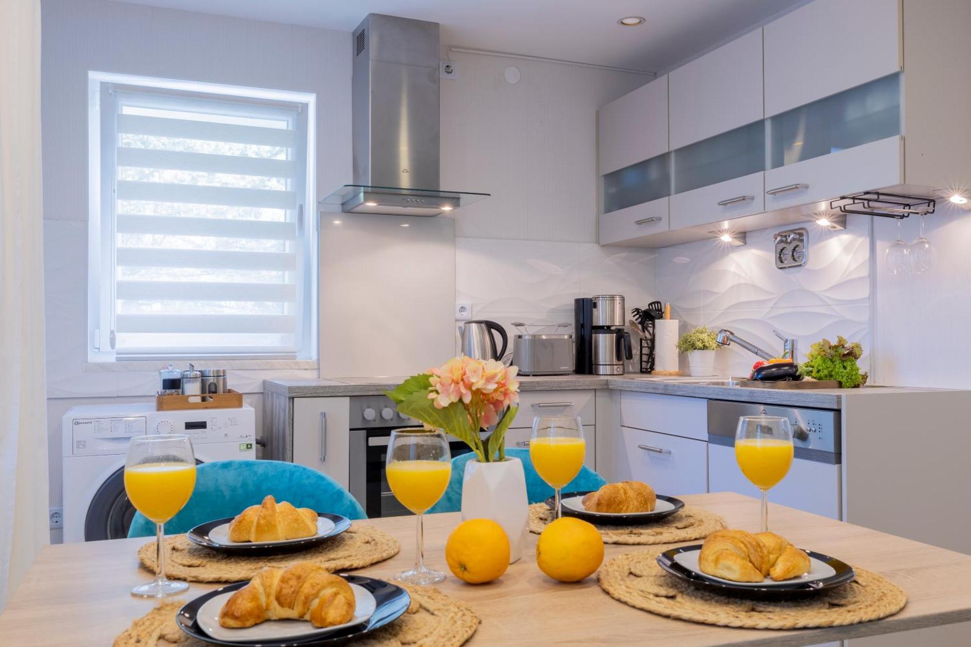 Design Apartment- 24H Self-Check-In - Bis 4 Pers - Parkplatz - Wifi - Balkon -Terrasse - In Direkter Weihernaehe - Radwege Schiffweiler Bagian luar foto